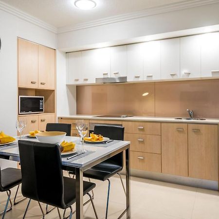 Chancellor Lakeside Apartments Gold Coast Exterior photo