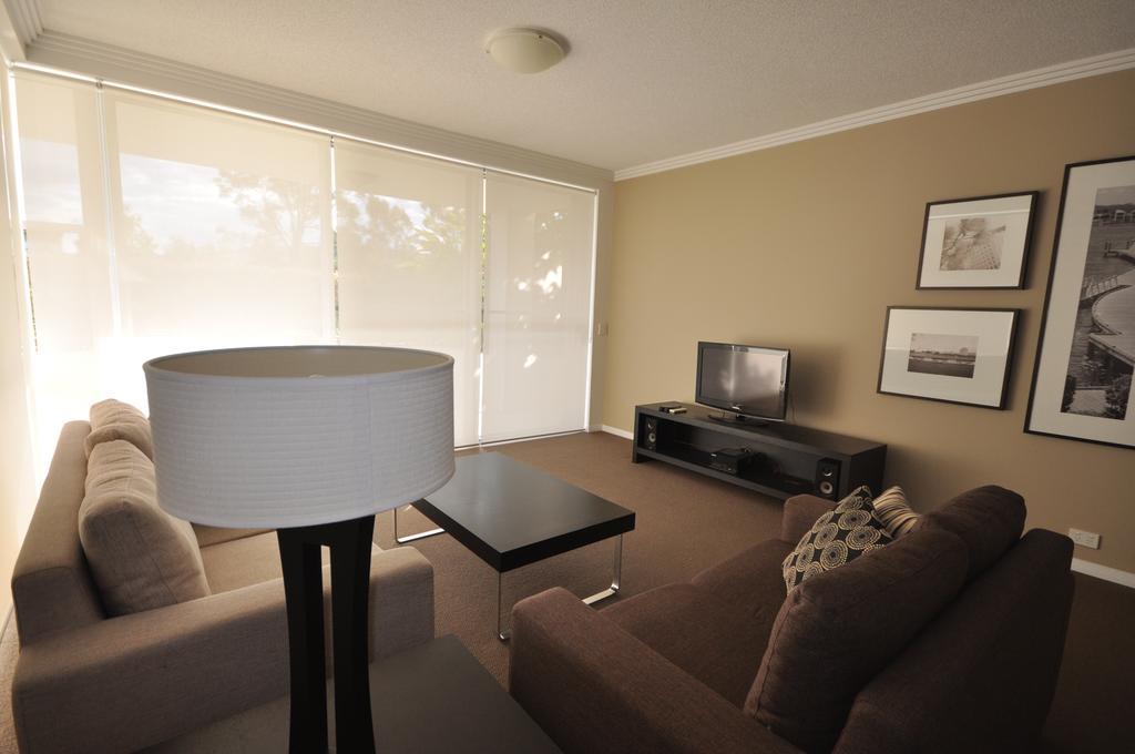Chancellor Lakeside Apartments Gold Coast Exterior photo